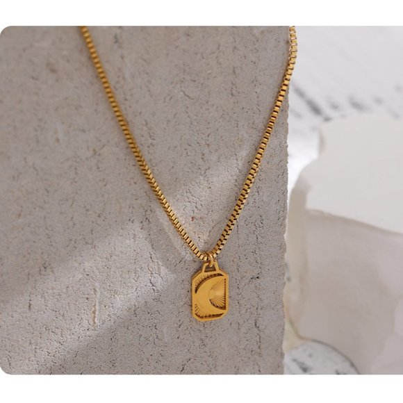 ^NEW 18K Gold Plated Crescent Moon Box Chain Pendant Necklace - Picture 4 of 6